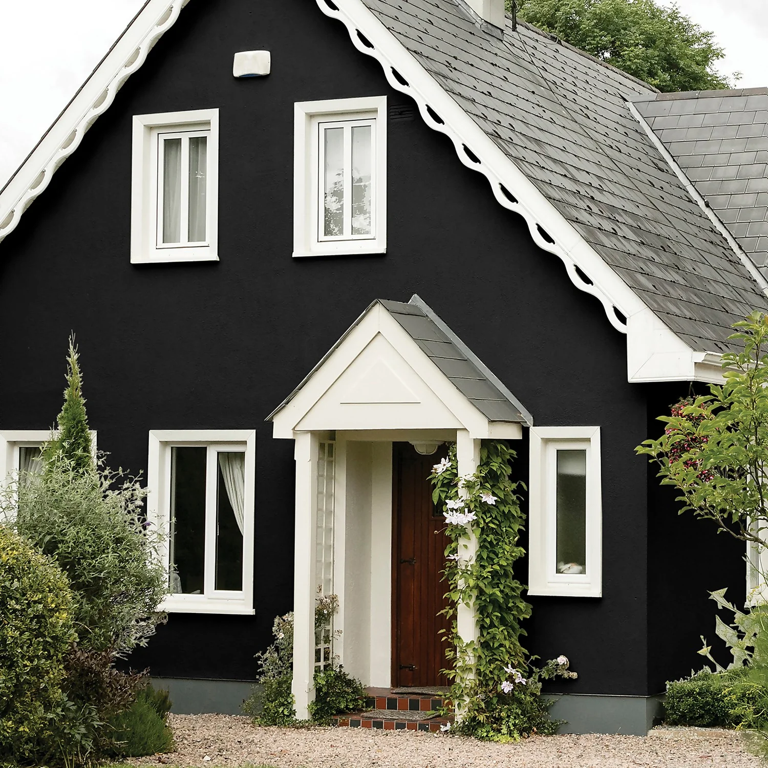 Sandtex® Ultra Smooth Masonry Paint Black - 2.5L 4 Sandtex® Ultra Smooth Masonry Paint Black - 2.5L - Image 2