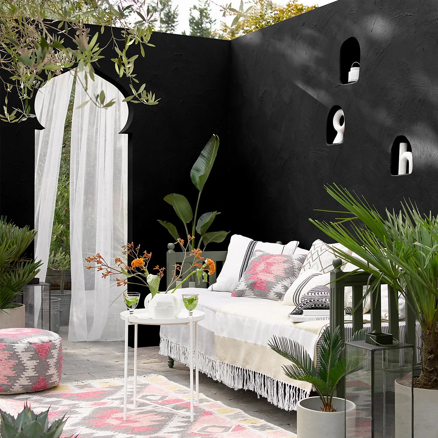 Sandtex® Ultra Smooth Masonry Paint Black - 2.5L 5 Sandtex® Ultra Smooth Masonry Paint Black - 2.5L - Image 3