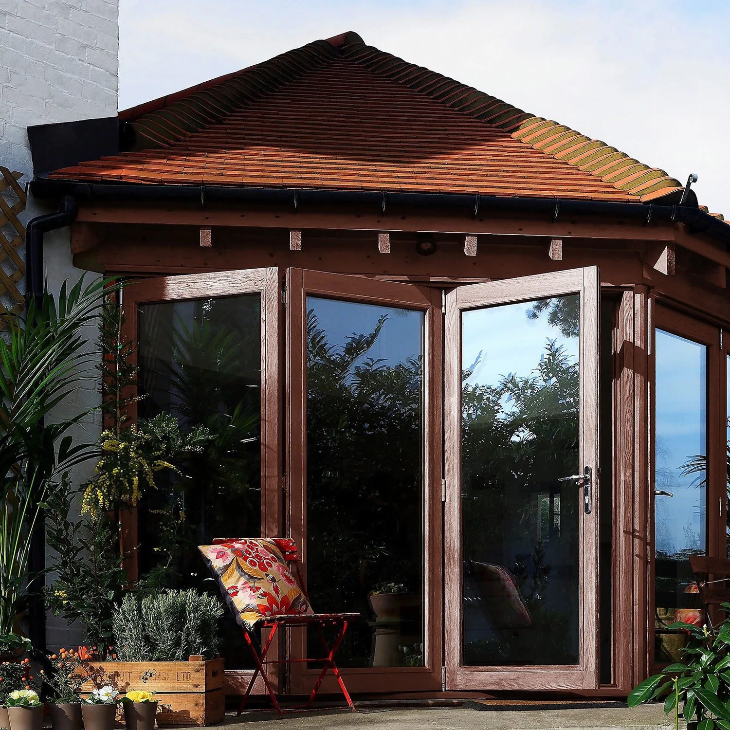 Sadolin Extra Durable Woodstain Teak - 2.5L 6 Sadolin Extra Durable Woodstain Teak - 2.5L - Image 4