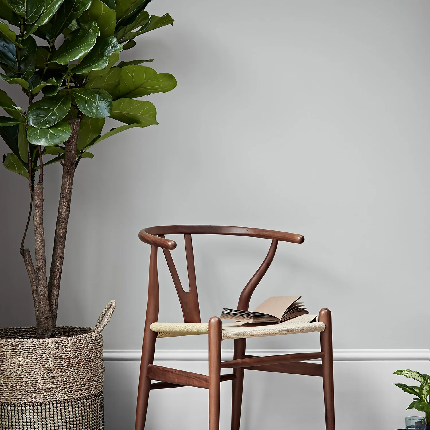 Crown Matt Emulsion Paint Pacific Oyster - 2.5L 5 Crown Matt Emulsion Paint Pacific Oyster - 2.5L - Image 3